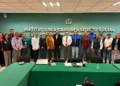 Grupo de profesionales y funcionarios en una reunión en la oficina del IMSS en Michoacán.