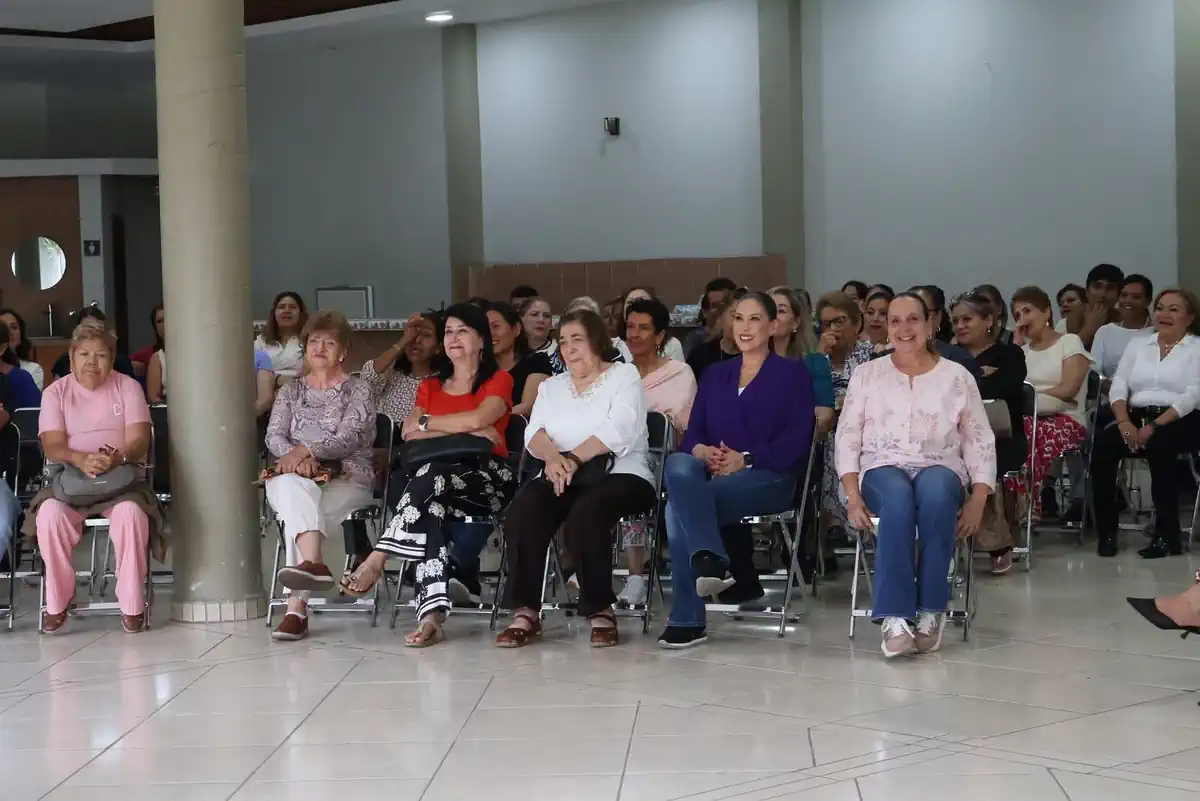Grupo de personas asistiendo a taller de tanatología en Zamora, sentadas en sillas en un espacio amplio y bien iluminado.
