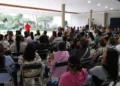 Grupo de personas en taller de tanatología en Zamora, asistiendo a una conferencia en un espacio amplio y luminoso.
