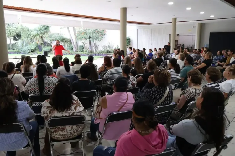 Grupo de personas en taller de tanatología en Zamora, asistiendo a una conferencia en un espacio amplio y luminoso.