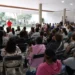 Grupo de personas en taller de tanatología en Zamora, asistiendo a una conferencia en un espacio amplio y luminoso.
