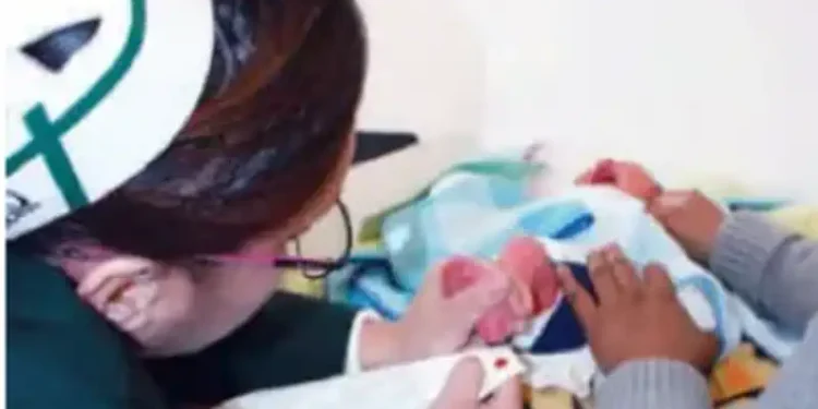 Recien nacido en incubadora con personal médico y familiares en fondo blanco.