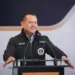 Torres Piña en conferencia de prensa, vestido con uniforme de fiscalía, sonriendo mientras habla frente a micrófonos.
