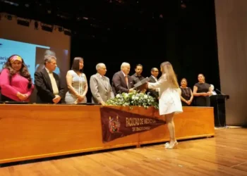 Estudiantes y profesores en ceremonia en la Facultad de Medicina de la Universidad Michoacana, en un acto de reconocimiento a.