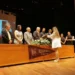 Estudiantes y profesores en ceremonia en la Facultad de Medicina de la Universidad Michoacana, en un acto de reconocimiento a.