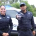 Policías muestran un teléfono móvil con una aplicación de bloqueo de llamadas de extorsión en Michoacán.