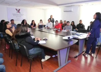 Grupo de asesores jurídicos en capacitación sobre apoyo a víctimas de desaparición en Michoacán.