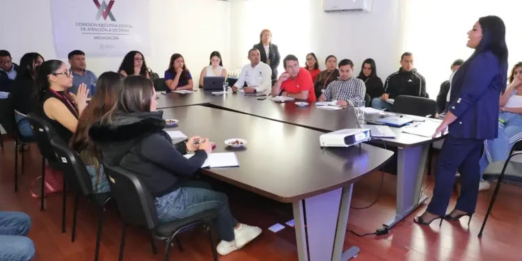 Grupo de asesores jurídicos en capacitación sobre apoyo a víctimas de desaparición en Michoacán.