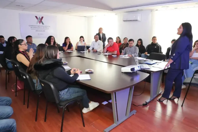 Grupo de asesores jurídicos en capacitación sobre apoyo a víctimas de desaparición en Michoacán.