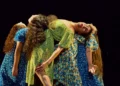 Cuatro bailarinas en escena durante una presentación de danza contemporánea en el Festival Lila López.