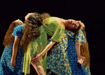 Cuatro bailarinas en escena durante una presentación de danza contemporánea en el Festival Lila López.