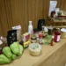 Variedad de productos orgánicos en una mesa de madera, incluyendo verduras, frascos y paquetes de alimentos naturales.