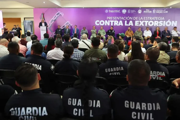 Guardia Civil y autoridades en presentación de estrategia contra la extorsión en Michoacán.