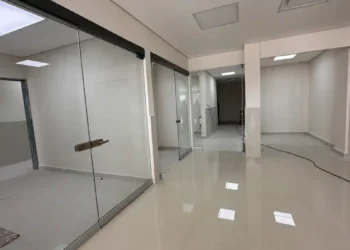 Interior de sala de hemodiálisis en construcción en La Piedad, con paredes blancas y suelo brillante, sin equipos instalados.