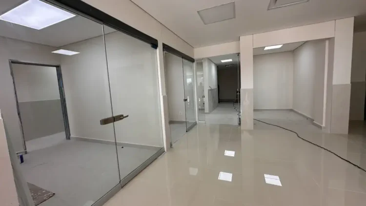 Interior de sala de hemodiálisis en construcción en La Piedad, con paredes blancas y suelo brillante, sin equipos instalados.