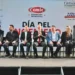 Funcionarios y expertos en evento oficial en Michoacán, sentados en una mesa con fondo de logotipos y cartel.