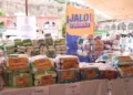 Paquetes de pañales en una mesa con cartel de Jalo por las Mamas en Morelia.
