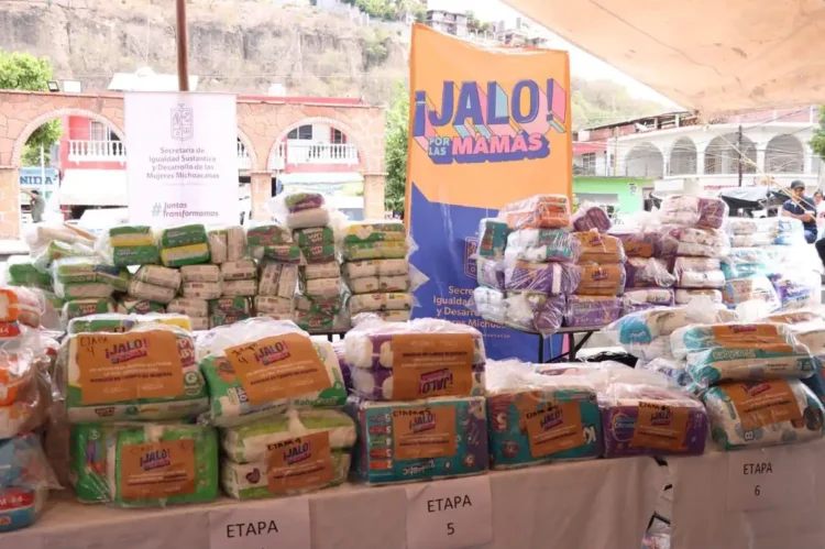Paquetes de pañales en una mesa con cartel de Jalo por las Mamas en Morelia.