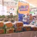 Paquetes de pañales en una mesa con cartel de Jalo por las Mamas en Morelia.