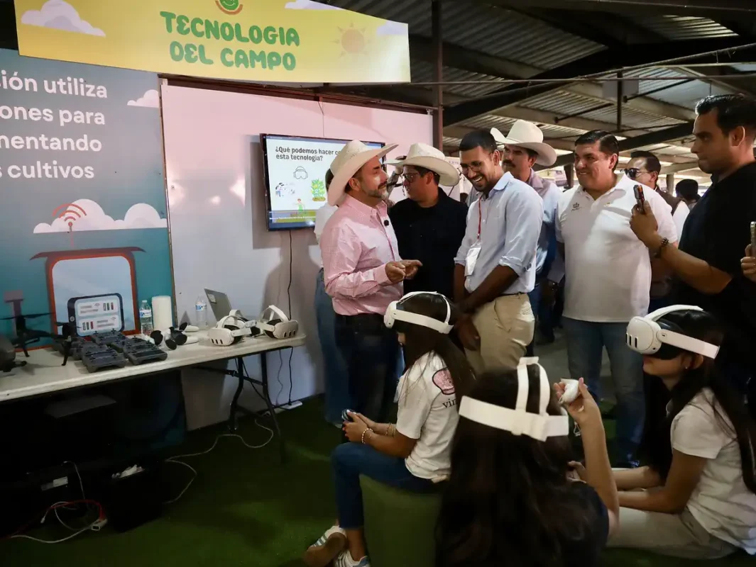 Niños con gafas de realidad virtual en exhibición de tecnología agrícola en Sonrisas del Campo.