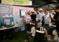 Niños con gafas de realidad virtual en exhibición de tecnología agrícola en Sonrisas del Campo.