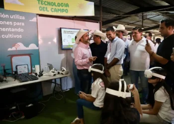 Niños con gafas de realidad virtual en exhibición de tecnología agrícola en Sonrisas del Campo.