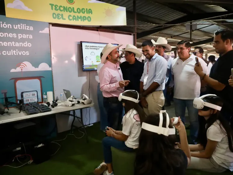 Niños con gafas de realidad virtual en exhibición de tecnología agrícola en Sonrisas del Campo.