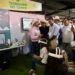 Niños con gafas de realidad virtual en exhibición de tecnología agrícola en Sonrisas del Campo.