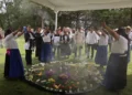 Personas vestidas con ropa tradicional purépecha participan en ceremonia en Michoacán.