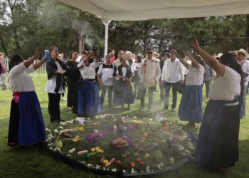 Personas vestidas con ropa tradicional purépecha participan en ceremonia en Michoacán.