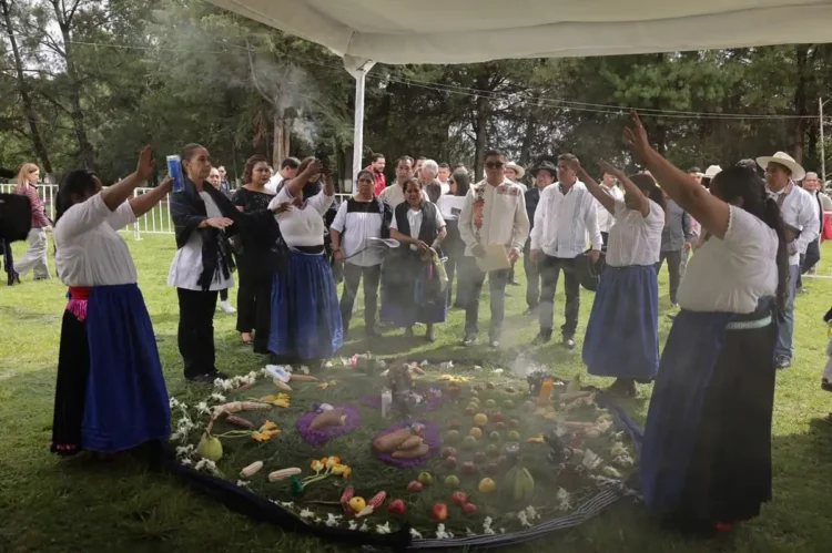 Personas vestidas con ropa tradicional purépecha participan en ceremonia en Michoacán.