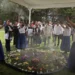 Personas vestidas con ropa tradicional purépecha participan en ceremonia en Michoacán.