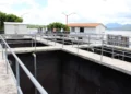 Infraestructura de tratamiento de agua en Pátzcuaro, con barandales y estructuras metálicas visibles.