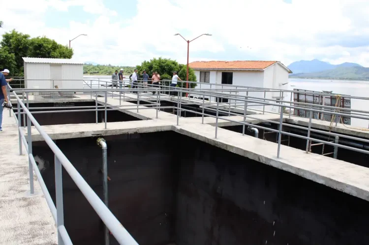 Infraestructura de tratamiento de agua en Pátzcuaro, con barandales y estructuras metálicas visibles.