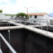 Infraestructura de tratamiento de agua en Pátzcuaro, con barandales y estructuras metálicas visibles.