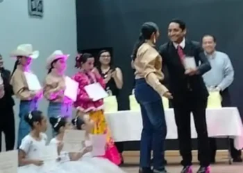 Hombre recibe reconocimiento en escenario por su contribución a la danza en Zitácuaro.
