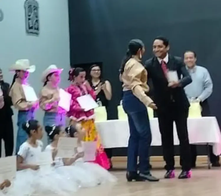 Hombre recibe reconocimiento en escenario por su contribución a la danza en Zitácuaro.