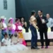 Hombre recibe reconocimiento en escenario por su contribución a la danza en Zitácuaro.