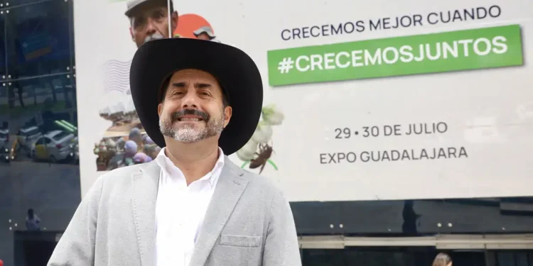 Hombre con sombrero y saco gris en evento de berries en Guadalajara.