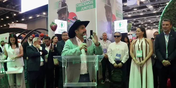 Hombre en traje y sombrero da discurso en evento de innovación agrícola en Jalisco.