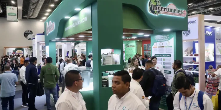 Stand de InverTúneles en Expo Agroalimentaria Jalisco con visitantes y personal en exhibición.