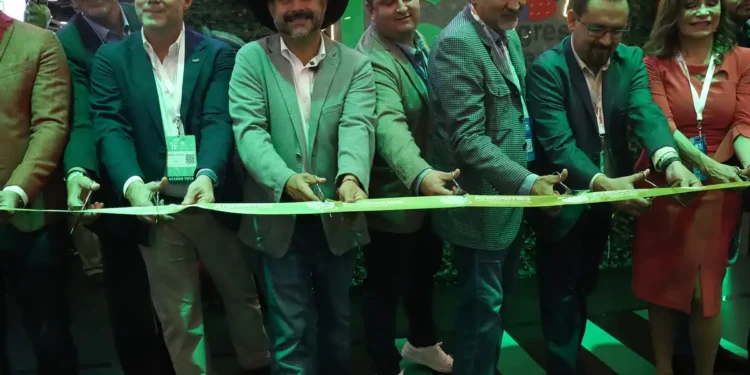 Autoridades y empresarios cortan cinta en evento de inauguración de feria de berries en Jalisco.