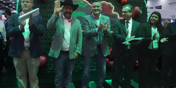 Ejecutivos y representantes en evento de innovación y exportación de berries en Jalisco.