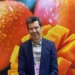 Hombre sonriendo con fondo de mangos maduros y en cubos en Jalisco.
