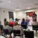 Grupo de personas en taller de tanatología en Zamora, con dos facilitadores en el frente de la sala.