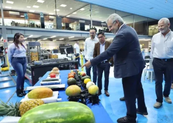 Autoridades y expertos analizan productos agrícolas en una planta de exportación en Michoacán.