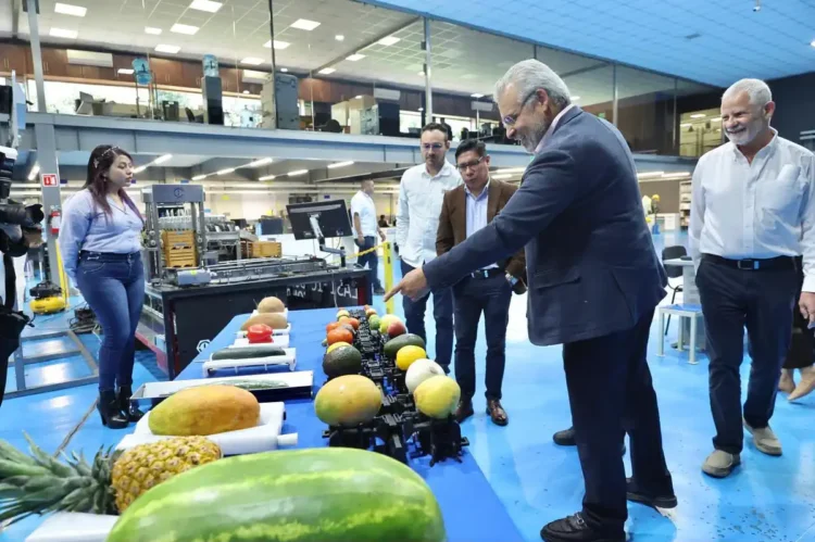 Autoridades y expertos analizan productos agrícolas en una planta de exportación en Michoacán.