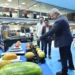 Autoridades y expertos analizan productos agrícolas en una planta de exportación en Michoacán.