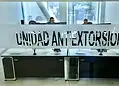 Mostradores con computadoras y personal en una oficina de Unidad Antiextorsión en Michoacán.