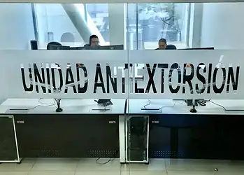 Mostradores con computadoras y personal en una oficina de Unidad Antiextorsión en Michoacán.